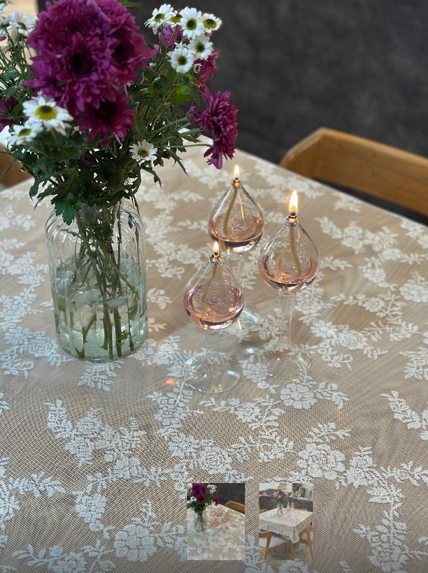 رومیزی دانتل سفید حاشیهدار طرح ایکیا روی میز ناهارخوری