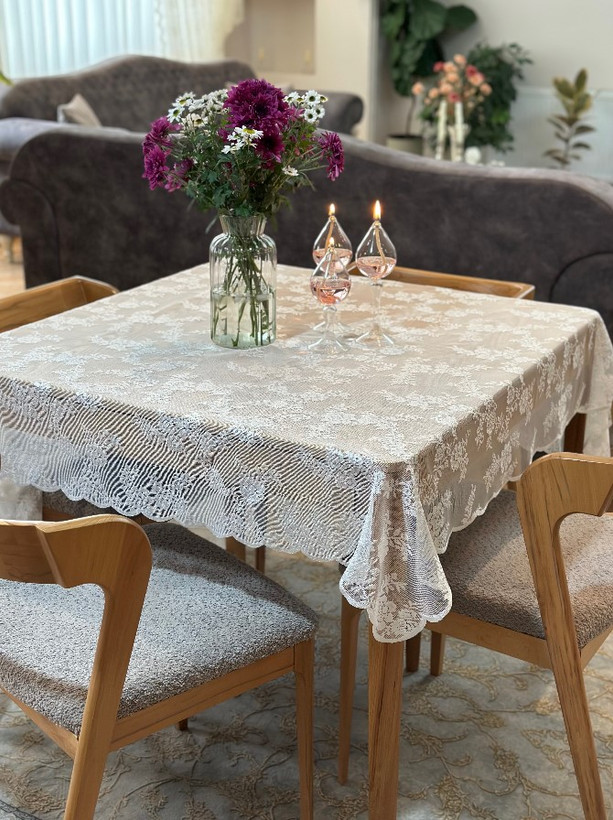 چیدمان میز ۶ نفره با رومیزی توری و گلدان گلهای بنفش