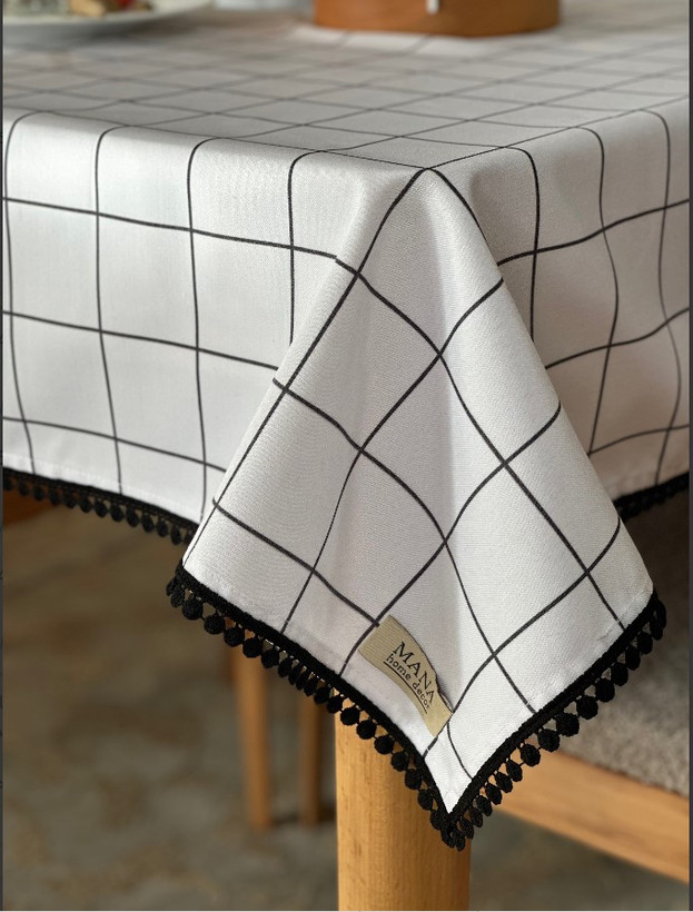 نمای نزدیک از پارچه ضدلک رومیزی با نوار تزیینی عدسی