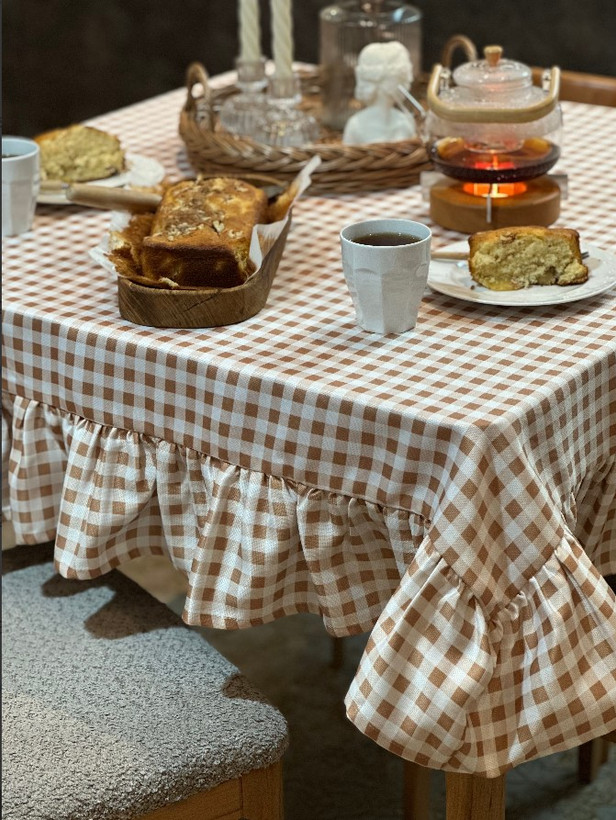 رومیزی چهارخانه قهوهای چیندار جنس هازان روی میز صبحانه