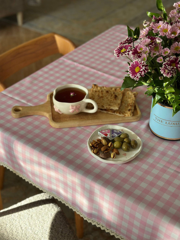 رومیزی چهارخونه مناسب فضای آشپزخونه