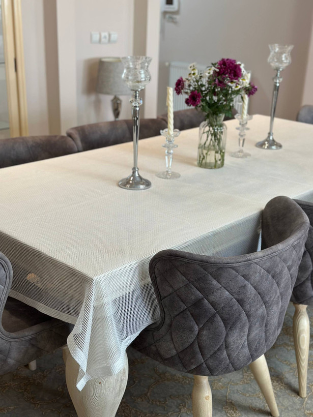 نمای نزدیک از درخشش و بافت ظریف تور شایندار سفید.