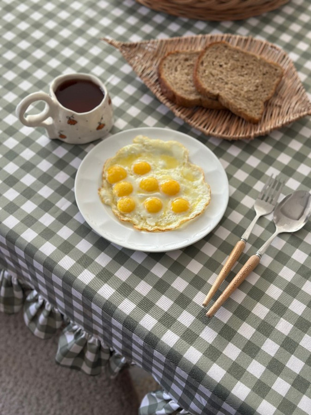 رومیزی چهارخانه مانا هوم روی میز ناهارخوری با چیدمان صبحانه