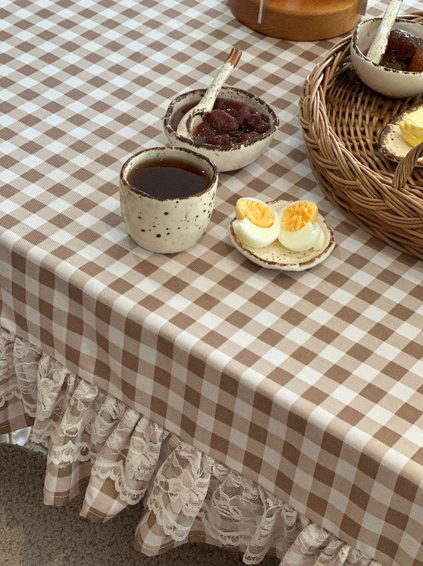 چیدمان میز گرد ۴ نفره با رومیزی چهارخانه سبز و دامن توری فانتزی