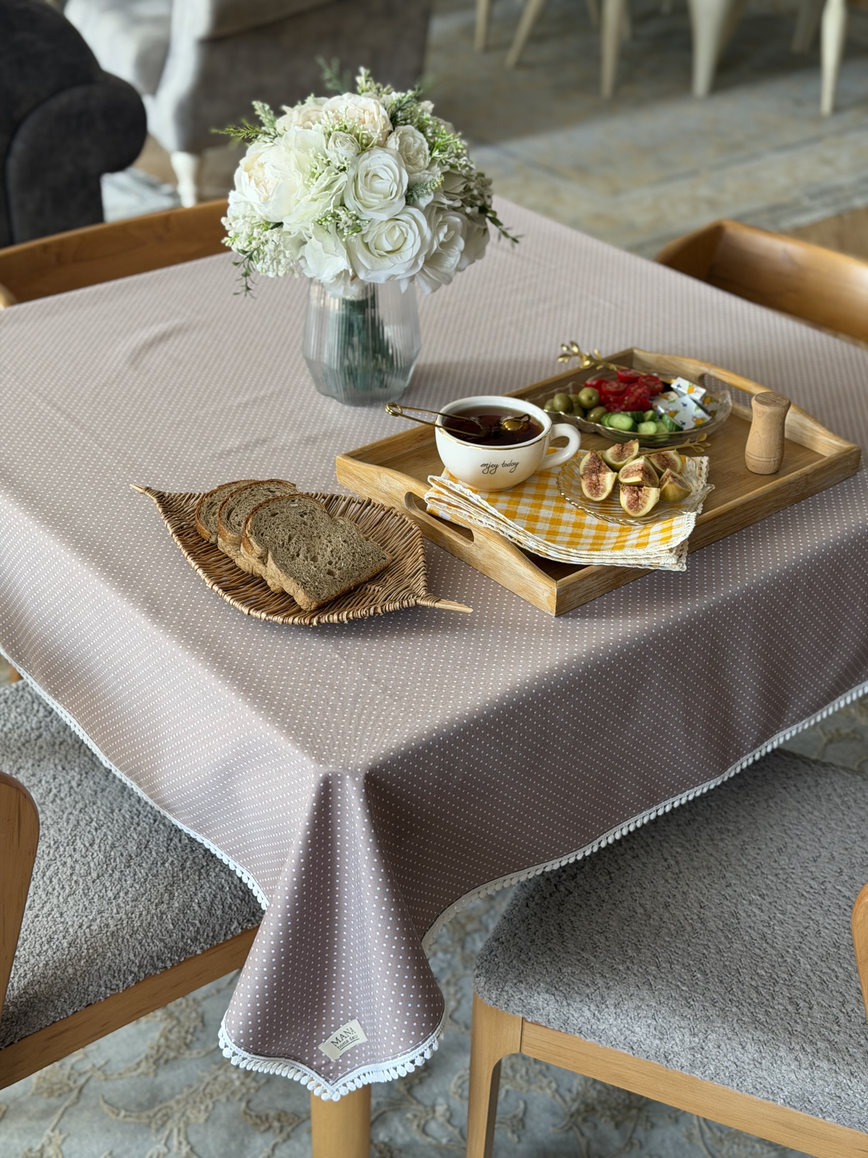 رومیزی خالخالی نواردوزی شده ضدلک